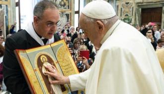 Vatican Media - Padre Pasqualino di Dio y el Papa Francisco.