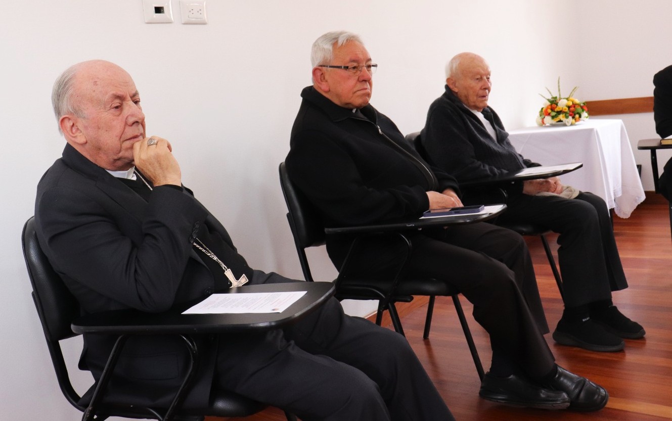 Sacerdotes y obispos eméritos VET Padre Misericordioso 3