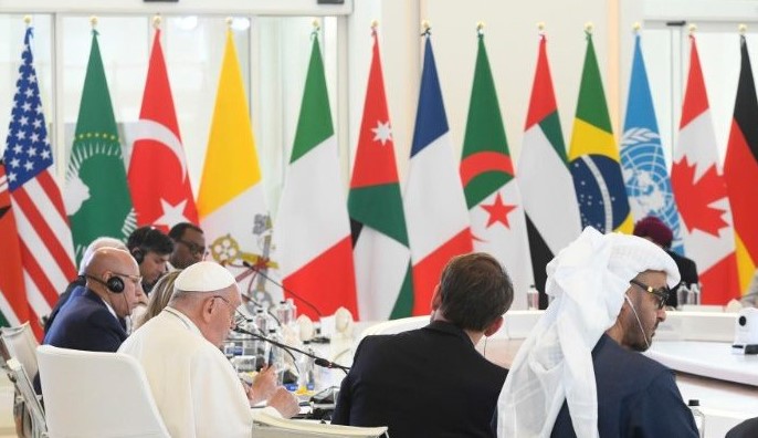 El Papa Francisco lee su discurso en la cumbre del G7 | Crédito: Vatican Media.