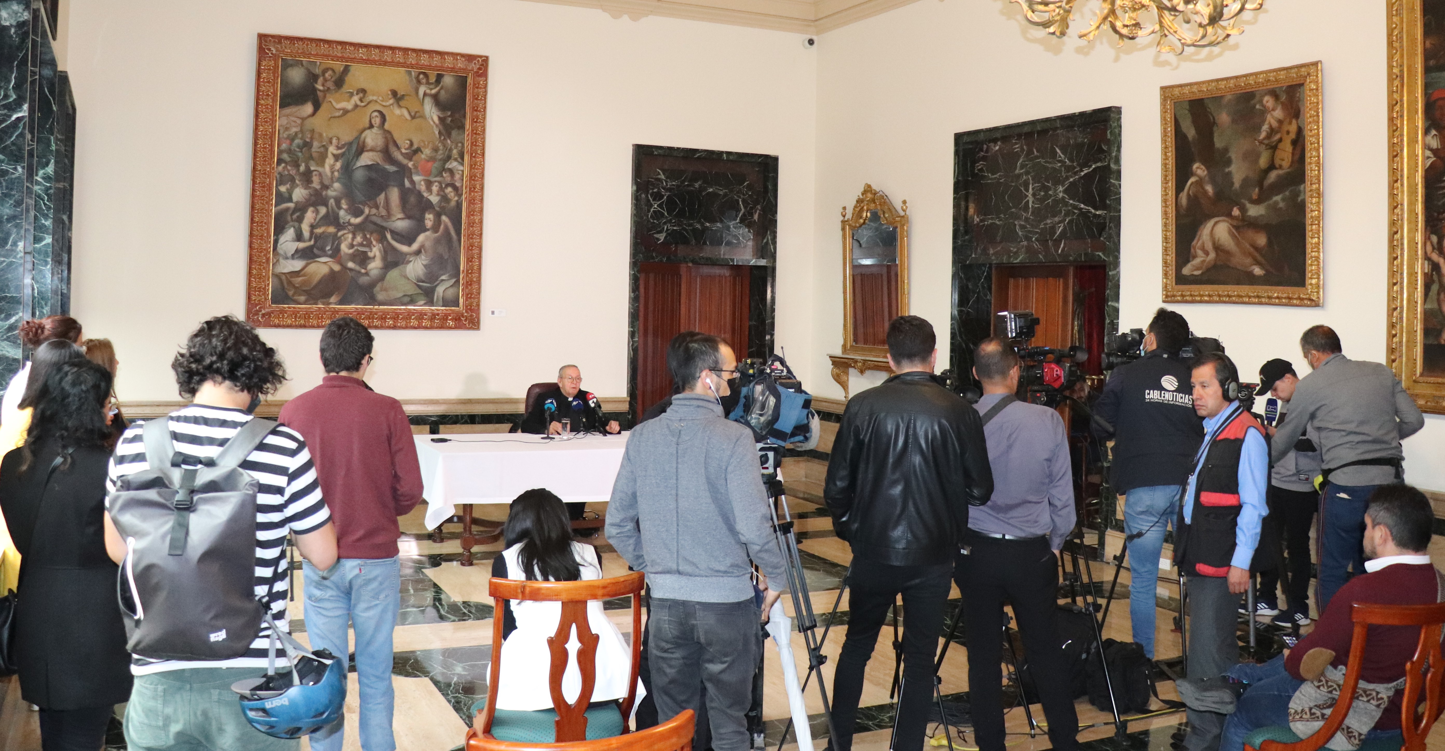 Tras las reuniones sostenidas entre las directivas del episcopado colombiano y los ocho candidatos a la Presidencia de la República, monseñor Héctor Fabio Henao Gaviria, delegado de la Conferencia Episcopal de Colombia (CEC) para las relaciones Iglesia-Estado, presentó el viernes, 6 de mayo, el balance de los encuentros, inspirados en el llamado del papa Francisco a comprender “la política como una de las formas más elevadas de la caridad, porque sirve al bien común”. Fruto de este diálogo, monseñor Henao destacó cuatro aspectos relevantes en el contexto electoral que vive el país: 1.	Se invita a la ciudadanía a ejercer el derecho al voto de manera consiente, libre e informada, apoyando propuestas que busquen el bien común, el respeto por los derechos humanos y apunten a la unidad. 2.	Durante la contienda electoral, se hace necesario el fortalecimiento de un ambiente democrático, orientado por el respeto frente a las propuestas políticas y al rechazo a los discursos de odio, venganza e intolerancia, que se convierten en legitimadores de violencia. 3.	Comprender el diálogo social diverso e informado como la vía para el trámite de conflictividades. La palabra es la herramienta básica de la política, como recurso para establecer lo que conviene a la ciudadanía, y como vehículo de diálogo y pluralidad para el desarrollo de los territorios. 4.	Se hace un llamado a los funcionarios públicos a que se abstengan de participar en política, pues esta práctica debilita la confianza frente a las garantías de las campañas y del avance hacia unas elecciones justas, cuyos resultados deben corresponder a la voluntad de los ciudadanos sin ningún tipo de interferencia. “La Iglesia lo que está llamando en el diálogo con los candidatos es a que se garantice que la transición de este gobierno al próximo sea pacífica y democrática. Queremos enfatizar que lo que está de por medio es la legitimidad de las instituciones y del Estado” (…) Los organismos de control deben garantizar el ejercicio libre e independiente, sin coacciones, inf