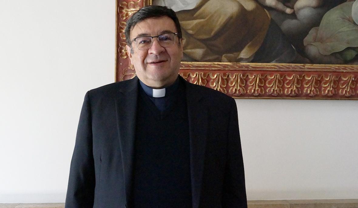 Monseñor Cotrino vicario de administración AB