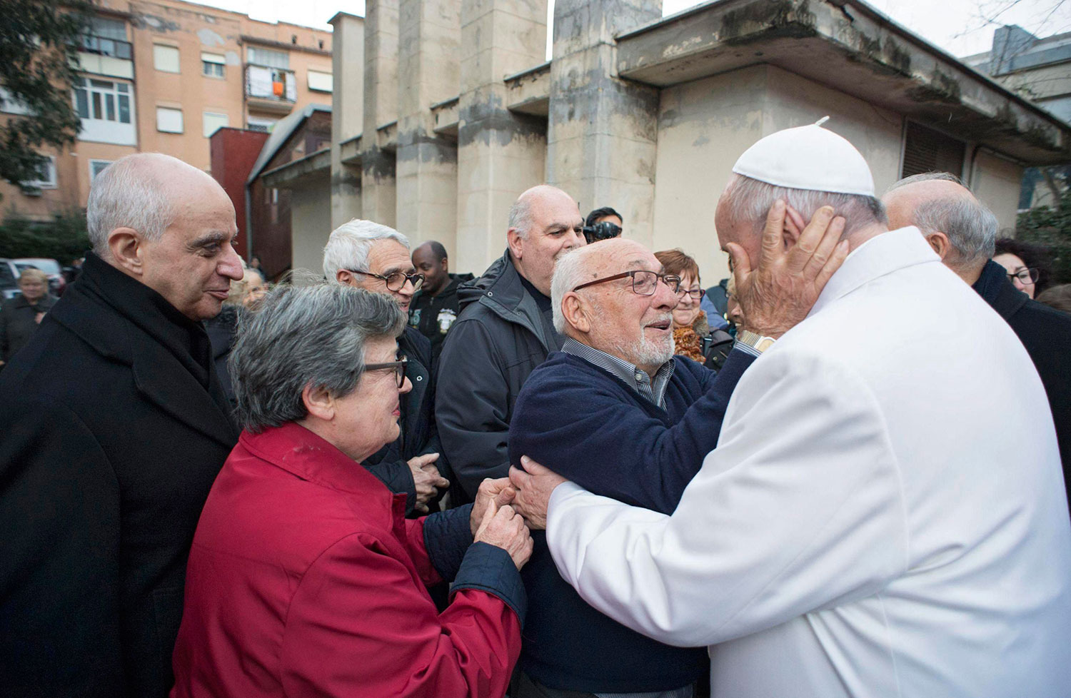 El Papa visita a sacerdotes ancianos en su viernes de misericordia