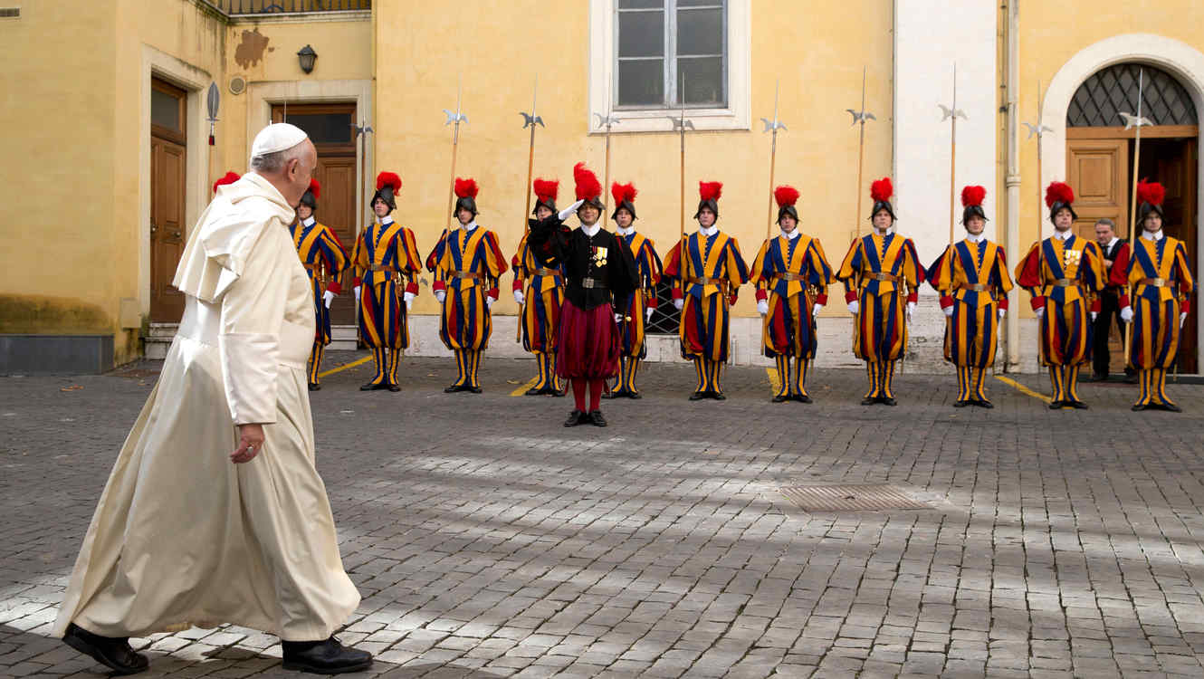 El Papa recibe un nuevo contingente de guardias suizos