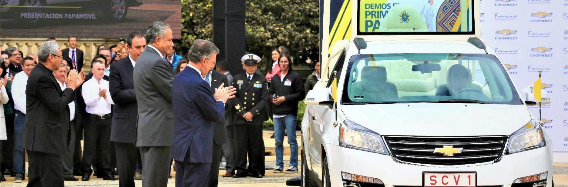 Es presentado oficialmente el papamóvil