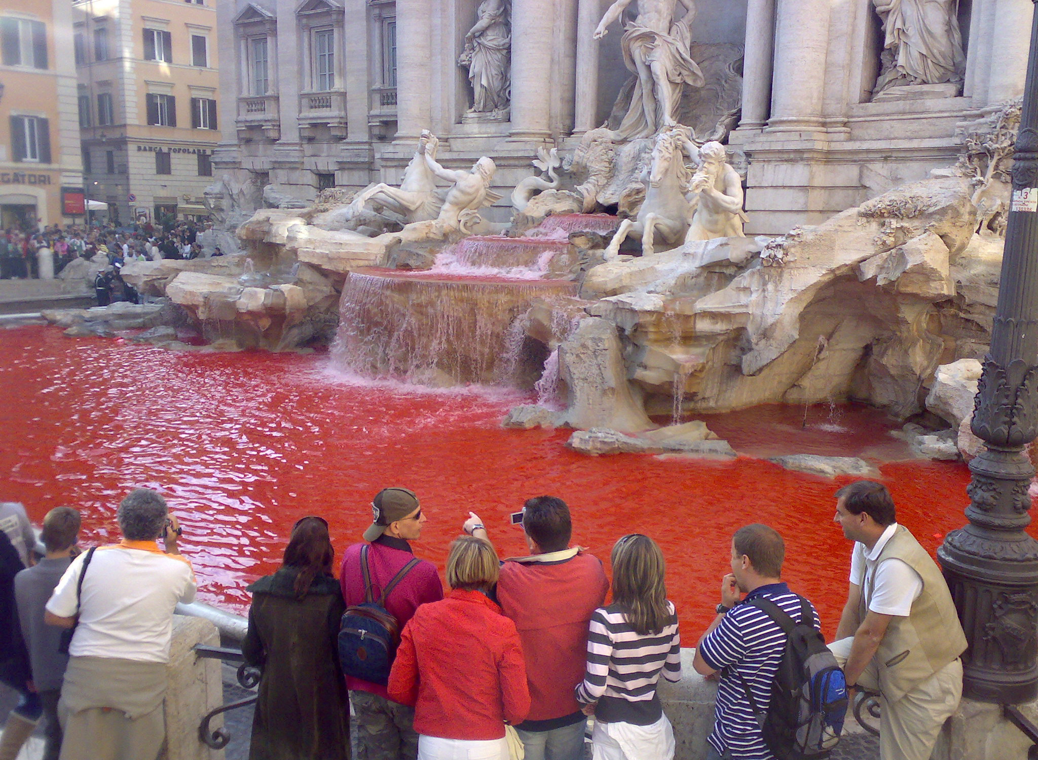 Ayuda a la Iglesia que Sufre teñirá de rojo la Fontana de Trevi por los cristianos perseguidos