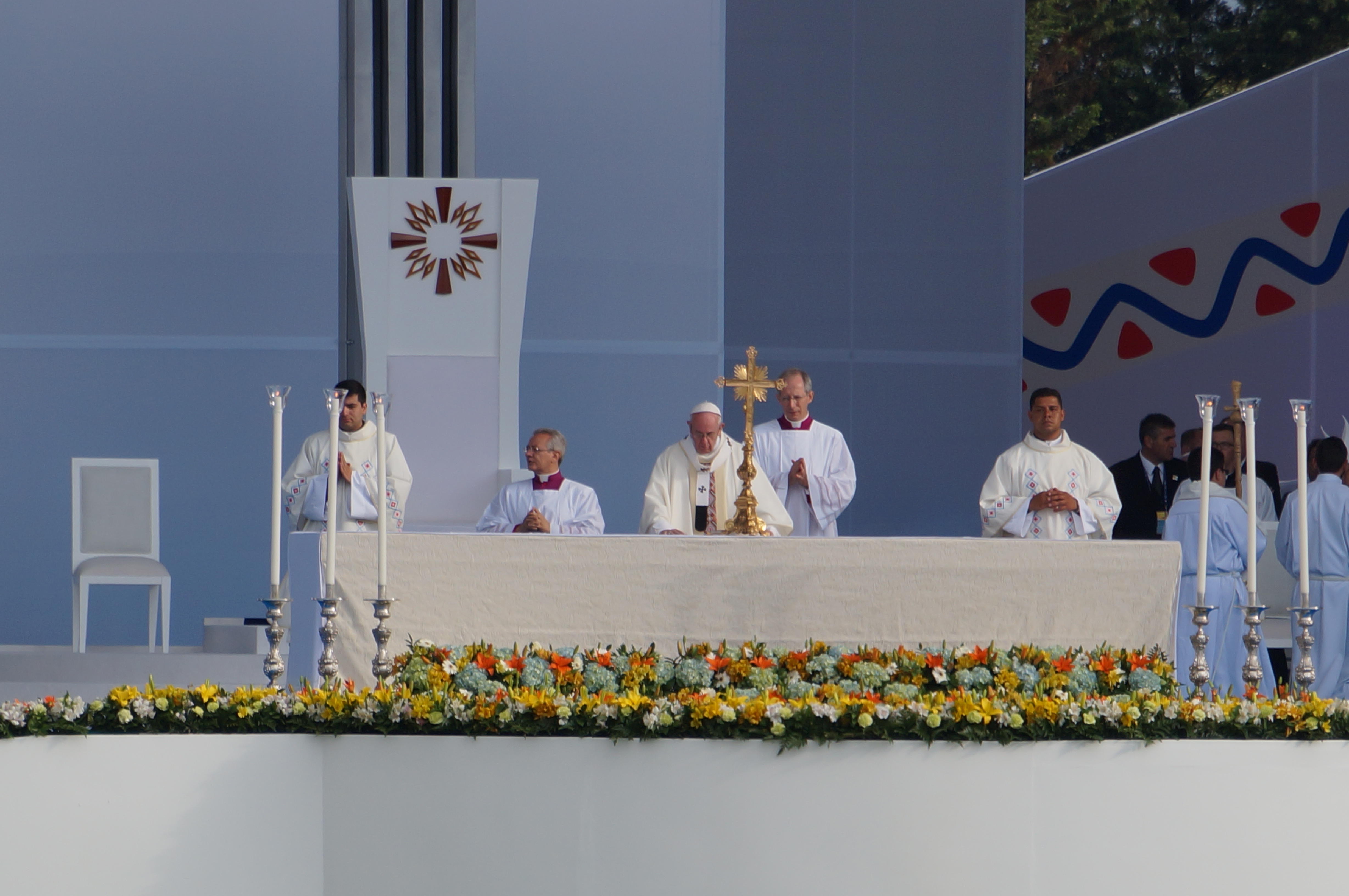 Francisco dedica a la Eucaristía sus catequesis y critica las fotos y los celulares