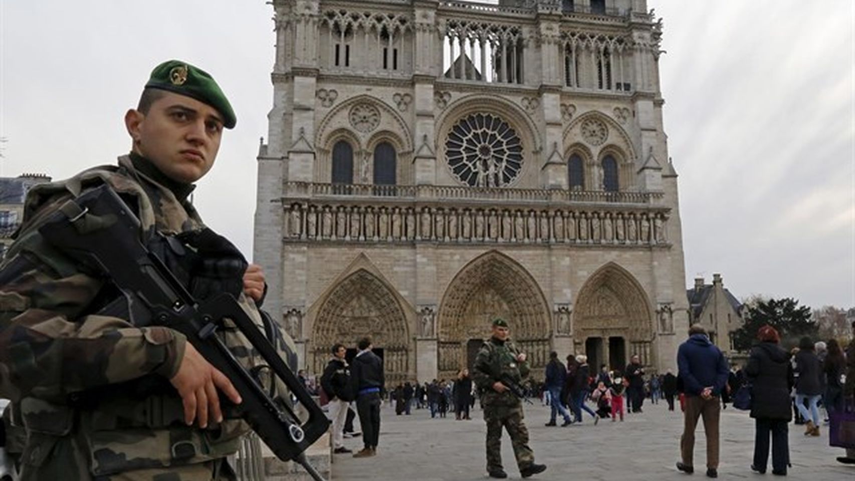 Mil personas atrapadas en Catedral de Notre Dame por atacante en París
