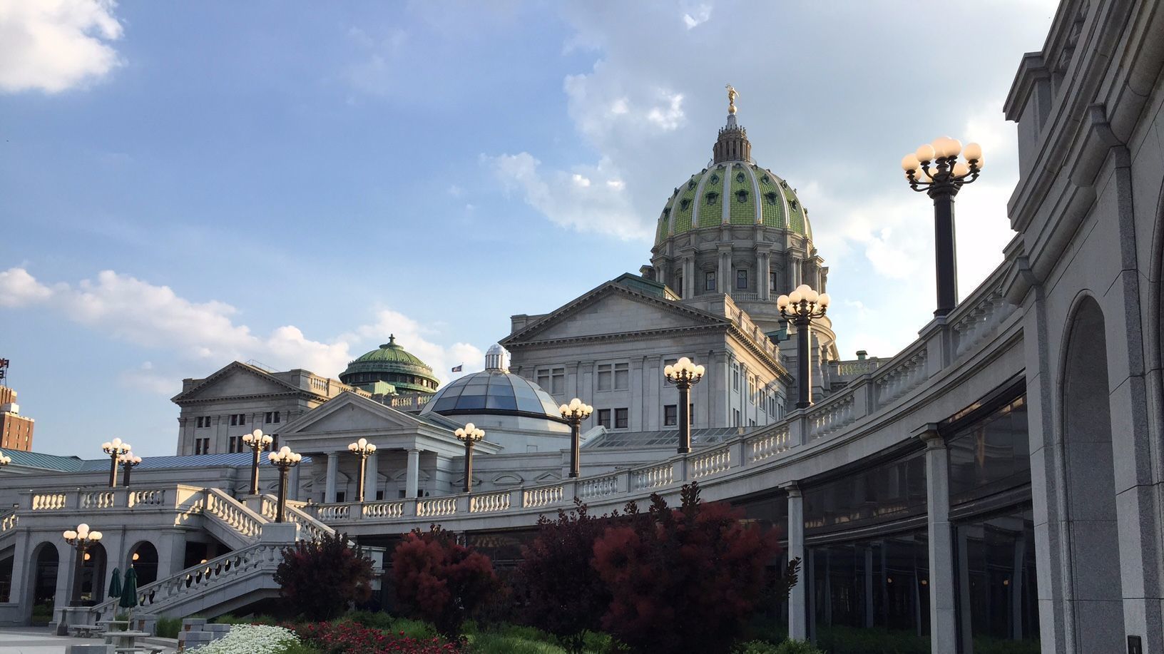 La Iglesia trabaja, la historia no perdona