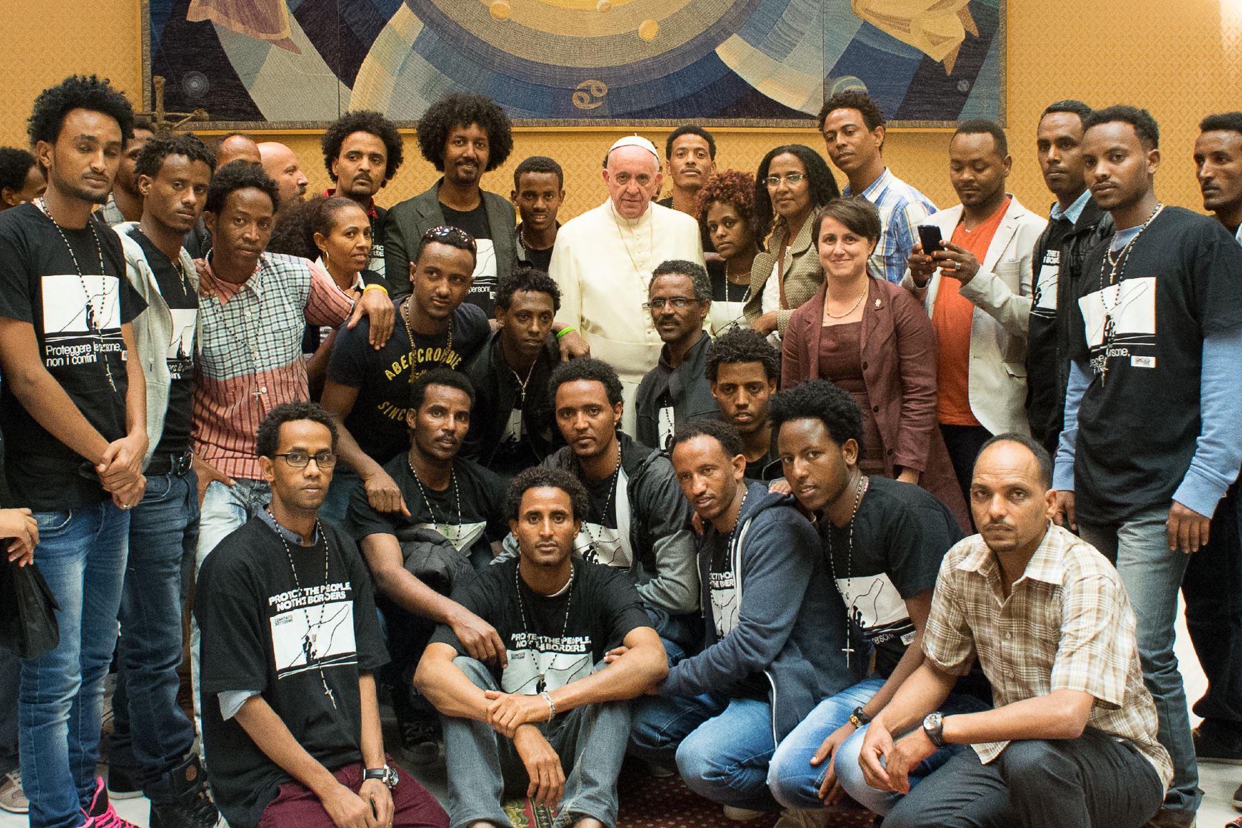 Francisco recibe a los supervivientes del naufragio de Lampedusa en el que fallecieron 368 personas