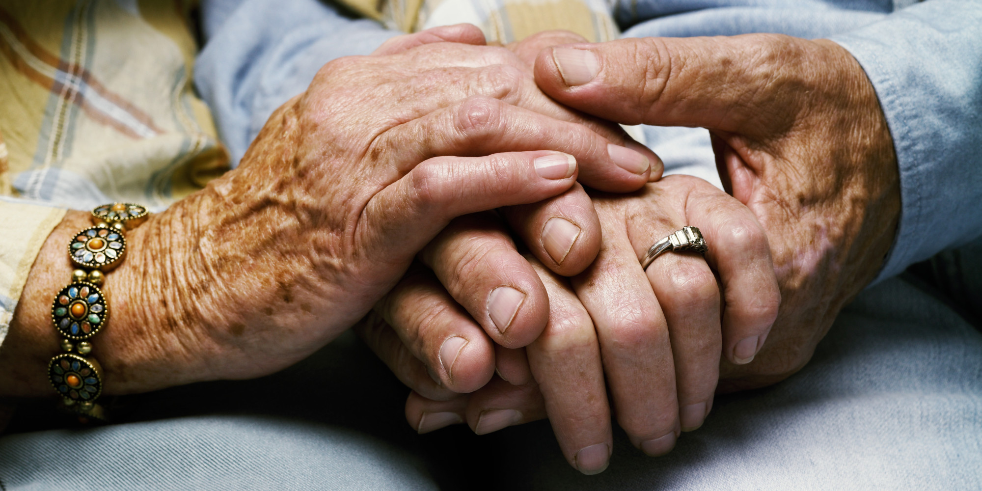 El anciano merece todo cuidado y respeto al final de su vida