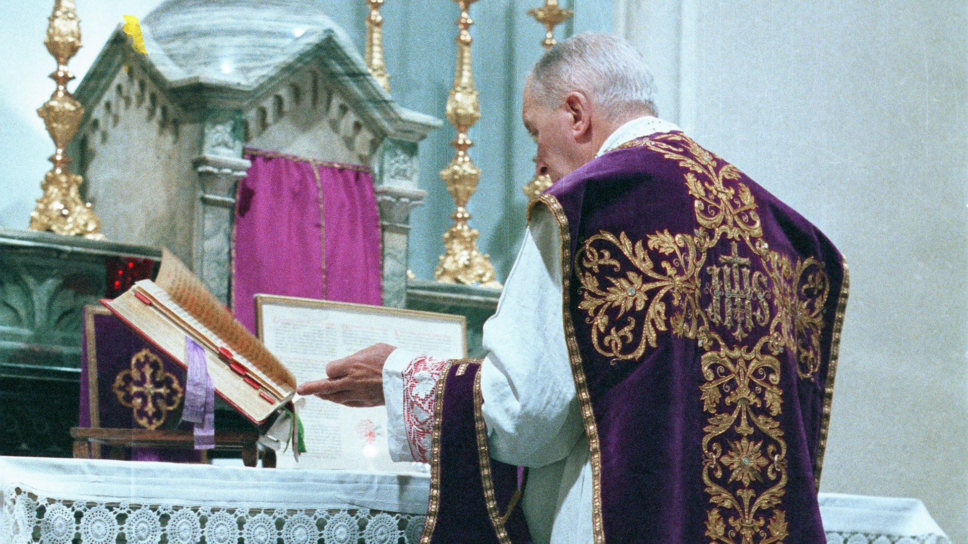 Los lefebvrianos siguen dando la espalda