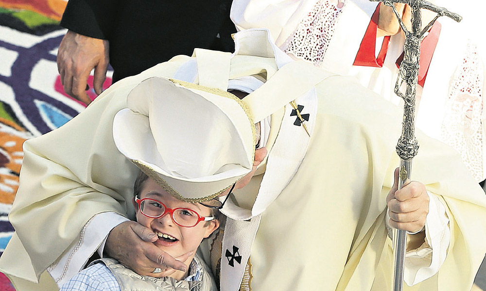 "Distanciarnos de la cultura del descarte que solo propone itinerarios de muerte": papa Francisco..