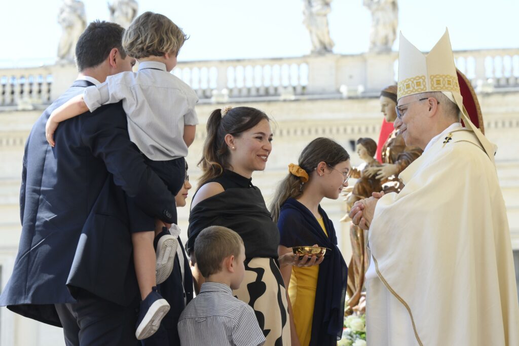 A 10 años de Amoris laetitia, obispos y matrimonios afrontan en el Vaticano los retos de la familia.