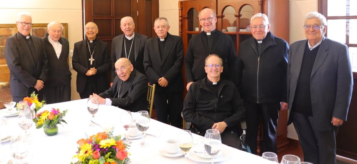 Sacerdotes y obispos eméritos VET Padre Misericordioso.