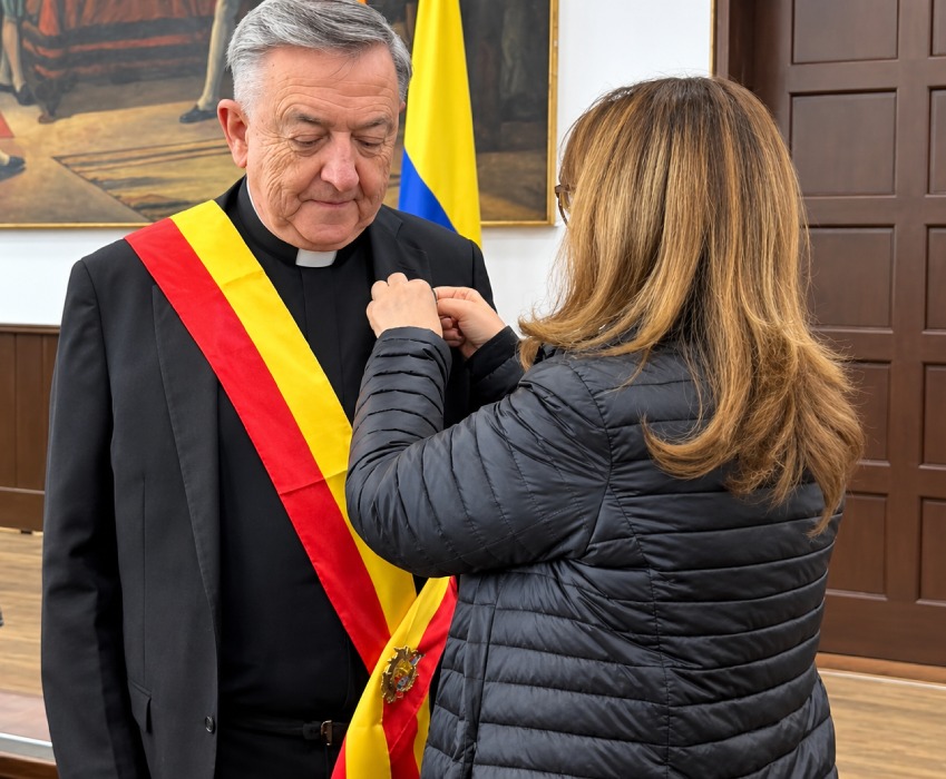 El padre Darío Echeverri recibe la Gran Cruz de la Orden José Acevedo y Gómez por aporte a la construcción de paz y justicia social