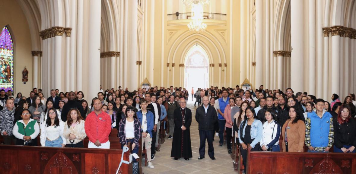 Encuentro del cardenal con los catecúmenos, adultos no bautizados, que recibirán el bautismo la noche de Pascua.