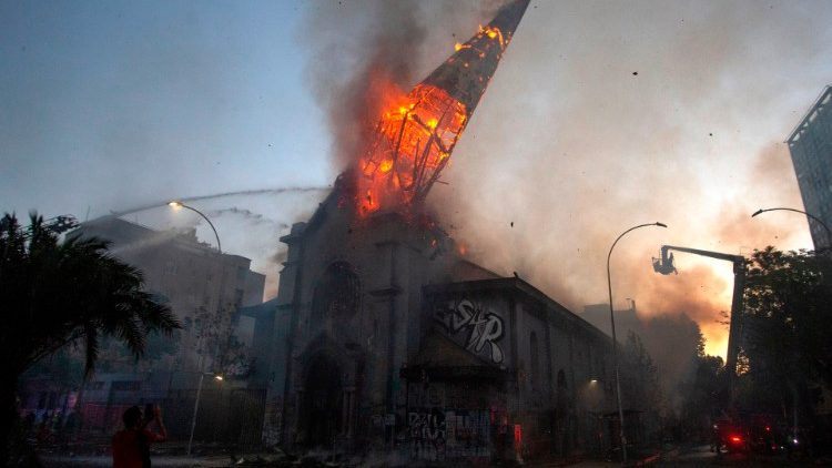 Iglesia Asunción arde en llamas, Chile