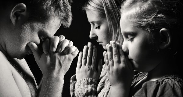 Familia orando