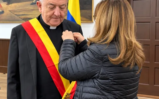 Padre Darío Echeverri recibe distinción honorífica en reconocimiento a su aporte a la paz y a la justicia social  