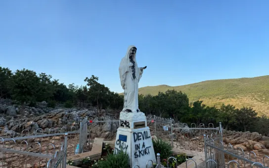 Profanación en Medjugorje: incendian un altar de la parroquia y vandalizan la imagen de la Virgen