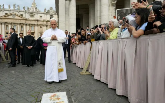 León XIV reza en el lugar del atentado de hace 45 años contra Juan Pablo II
