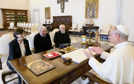 El Papa León saluda a los presbíteros Redemptoris Mater de América presentes en la audiencia el miércoles 24 de junio de 2026