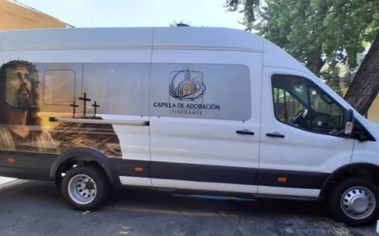 Una camioneta convertida en capilla llevará a Jesús Eucaristía