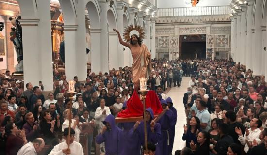 Una luz brilla en las tinieblas.