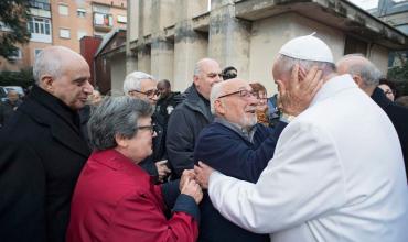 El Papa visita a sacerdotes ancianos en su viernes de misericordia