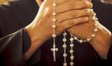 “Redescubramos la belleza de rezar el Rosario en casa”: Papa Francisco