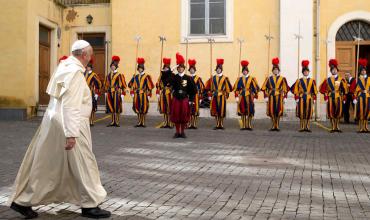 El Papa recibe un nuevo contingente de guardias suizos
