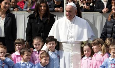 Cientos de fieles repiten en San Pedro: "Dios es más grande que nuestro pecado"