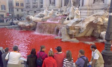 Ayuda a la Iglesia que Sufre teñirá de rojo la Fontana de Trevi por los cristianos perseguidos