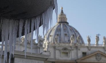 Por la ola de frío en Roma, el Papa manda buscar a los sintecho en sus carros