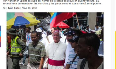 El obispo que tiene que dar misa entre guardaespaldas