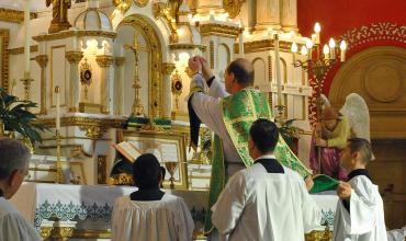 Los sacerdotes son mediadores, otra cosa los hace ridículos