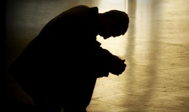 En Adviento practicar una “teología de rodillas”, invitación del papa Francisco.