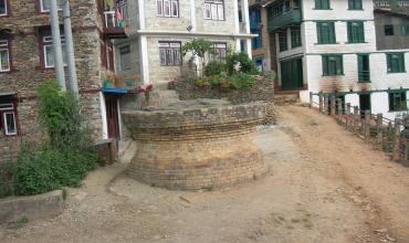 En Okhaldhunga, remota aldea nepalí, los habitantes estaban en misa y el templo fue refugio natural