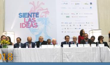 Homenaje al padre Rodolfo de Roux en la Feria del Libro de Bogotá