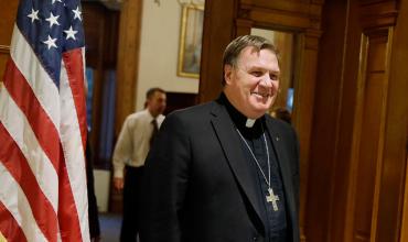 El cardenal Tobin denuncia el cierre de la frontera como un acto irracional de Trump