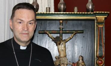 Obispo español que renunció por “razones personales” es trasladado a Roma