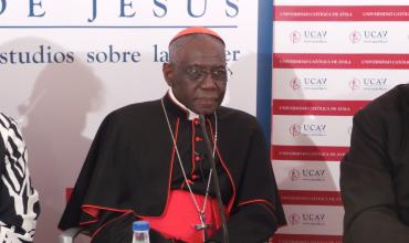 Francisco mueve la curia romana
