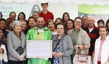 Una parroquia viva dentro de un parqueadero