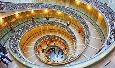 El Papa reconoce la existencia de una atmósfera mundana y principesca en las estructuras eclesiásticas