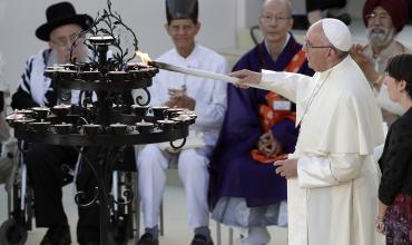 Francisco: “No tenemos armas pero sí creemos en la fuerza humilde y mansa de la oración”