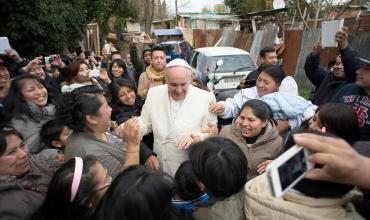 Rezar por quienes nos ignoran, pide el Papa a los pobres de Lyon