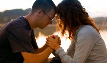 La oración en pareja fortalece el matrimonio