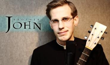 El sacerdote no es un payaso de la sociedad