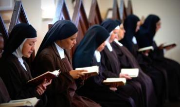 Las comunidades religiosas son como un faro luminoso: Papa