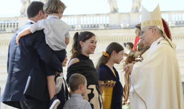 A 10 años de Amoris laetitia, obispos y matrimonios afrontan en el Vaticano los retos de la familia.